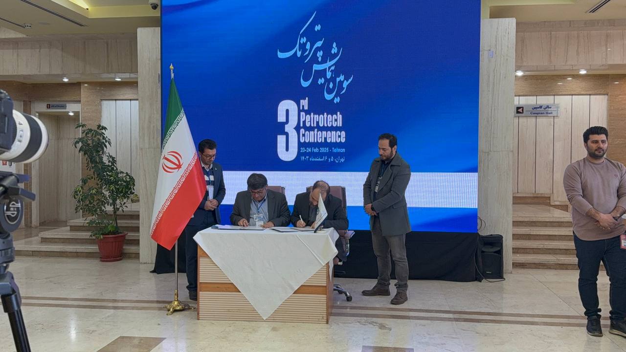 امضای تفاهم نامه انجمن مهندسی شیمی ایران با شرکت پالایش نفت آبادان در حاشیه ی سومین همایش پتروتک